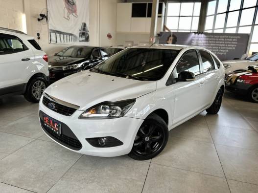 FORD - FOCUS - 2010/2011 - Branca - R$ 41.900,00