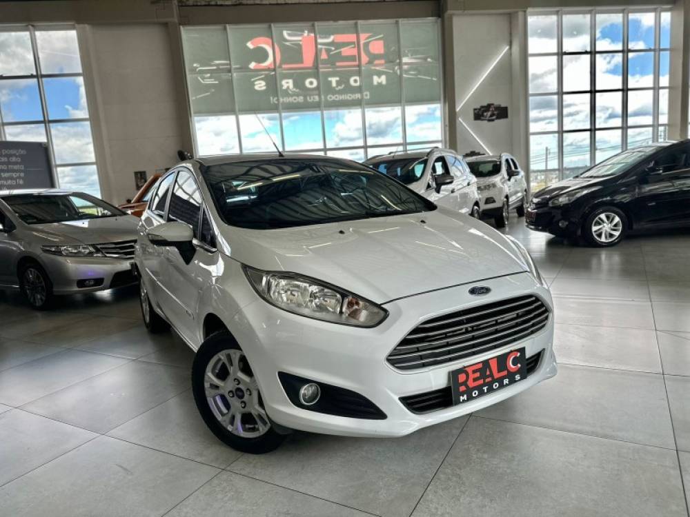 FORD - FIESTA - 2014/2015 - Branca - R$ 44.900,00