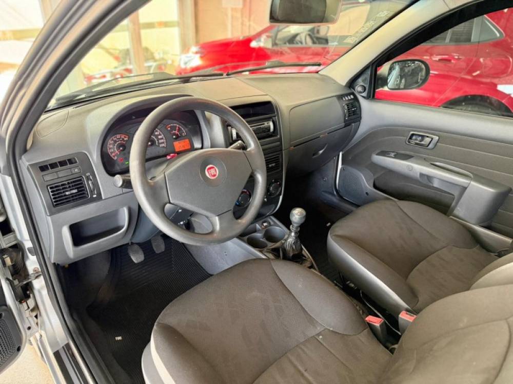 FIAT - STRADA - 2011/2012 - Prata - R$ 52.900,00