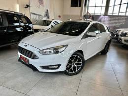 FORD - FOCUS - 2015/2016 - Branca - R$ 68.900,00