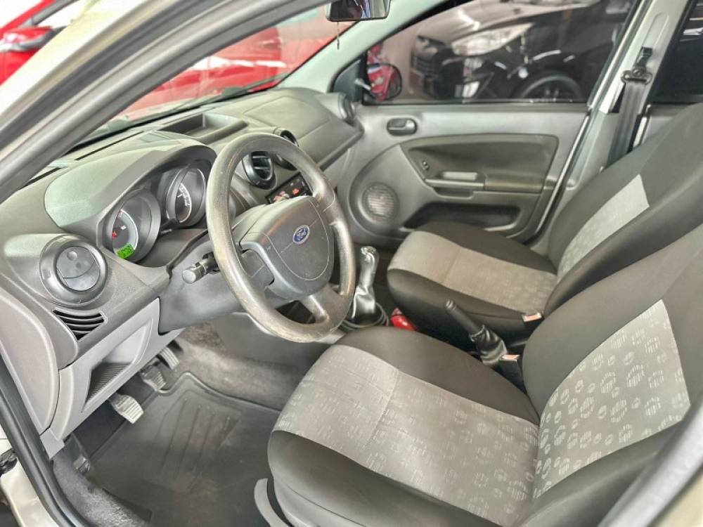 FORD - FIESTA - 2010/2011 - Dourada - R$ 28.900,00