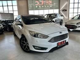 FORD - FOCUS - 2015/2016 - Branca - R$ 68.900,00