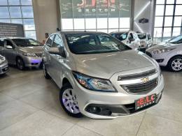 CHEVROLET - ONIX - 2014/2015 - Prata - R$ 48.900,00