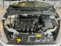 FORD - FOCUS - 2015/2016 - Branca - R$ 68.900,00