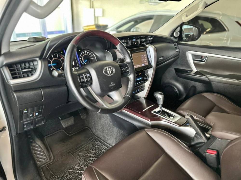 TOYOTA - HILUX SW4 - 2016/2017 - Branca - R$ 214.900,00