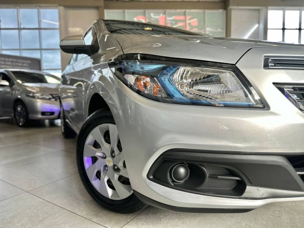 CHEVROLET - ONIX - 2014/2015 - Prata - R$ 48.900,00