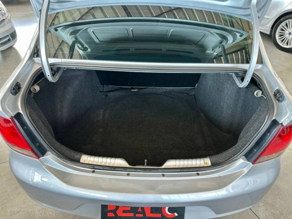 VOLKSWAGEN - VOYAGE - 2009/2010 - Prata - R$ 34.900,00