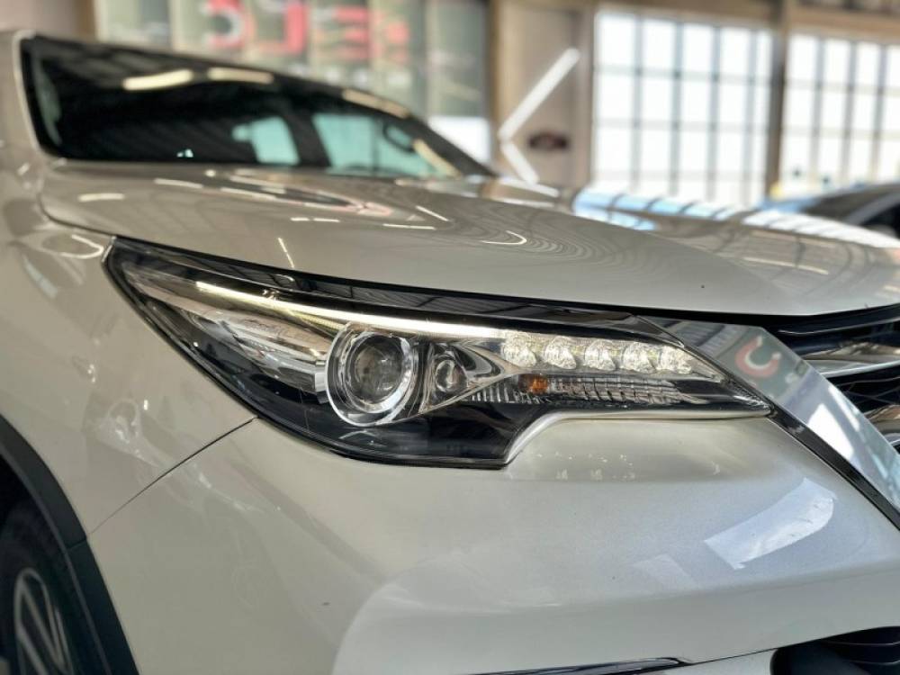 TOYOTA - HILUX SW4 - 2016/2017 - Branca - R$ 214.900,00