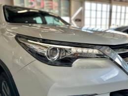 TOYOTA - HILUX SW4 - 2016/2017 - Branca - R$ 214.900,00