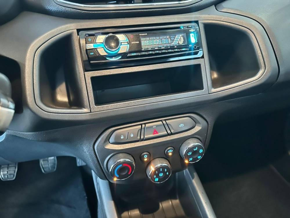 CHEVROLET - ONIX - 2014/2015 - Prata - R$ 48.900,00