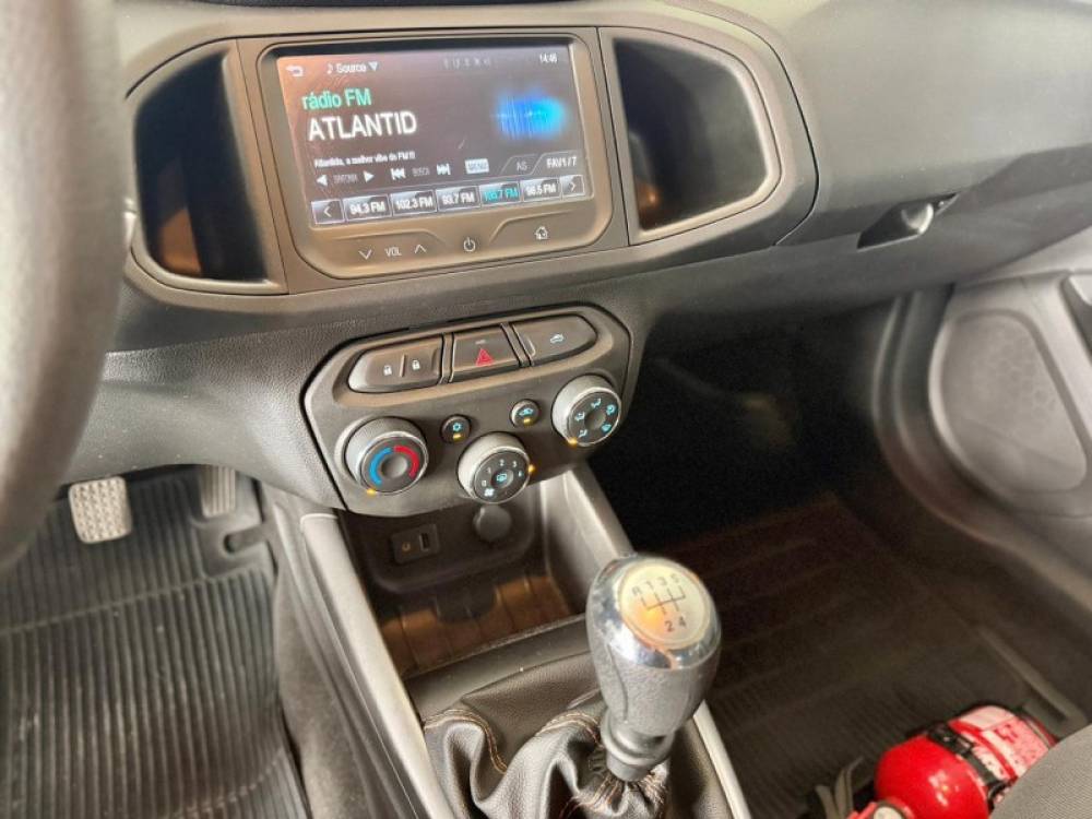 CHEVROLET - ONIX - 2014/2014 - Prata - R$ 46.900,00