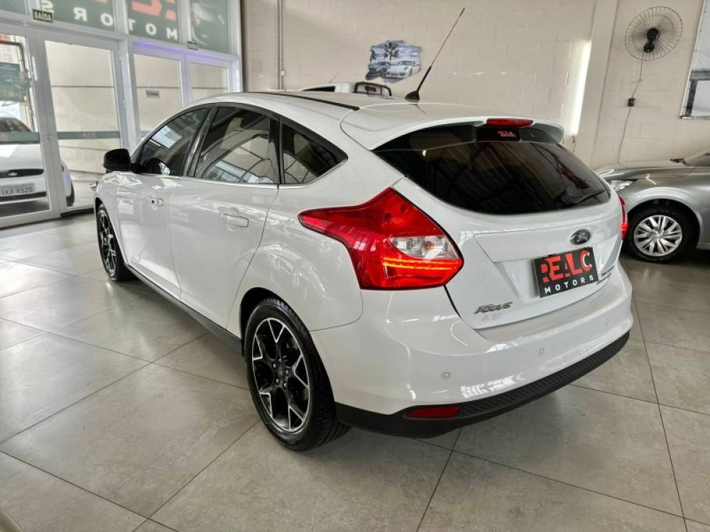 FORD - FOCUS - 2014/2014 - Branca - R$ 58.900,00