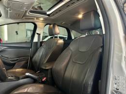 FORD - FOCUS - 2015/2016 - Branca - R$ 68.900,00