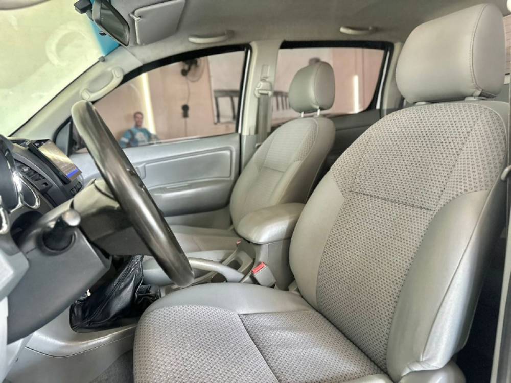 TOYOTA - HILUX - 2010/2010 - Branca - R$ 98.900,00