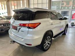 TOYOTA - HILUX SW4 - 2016/2017 - Branca - R$ 214.900,00