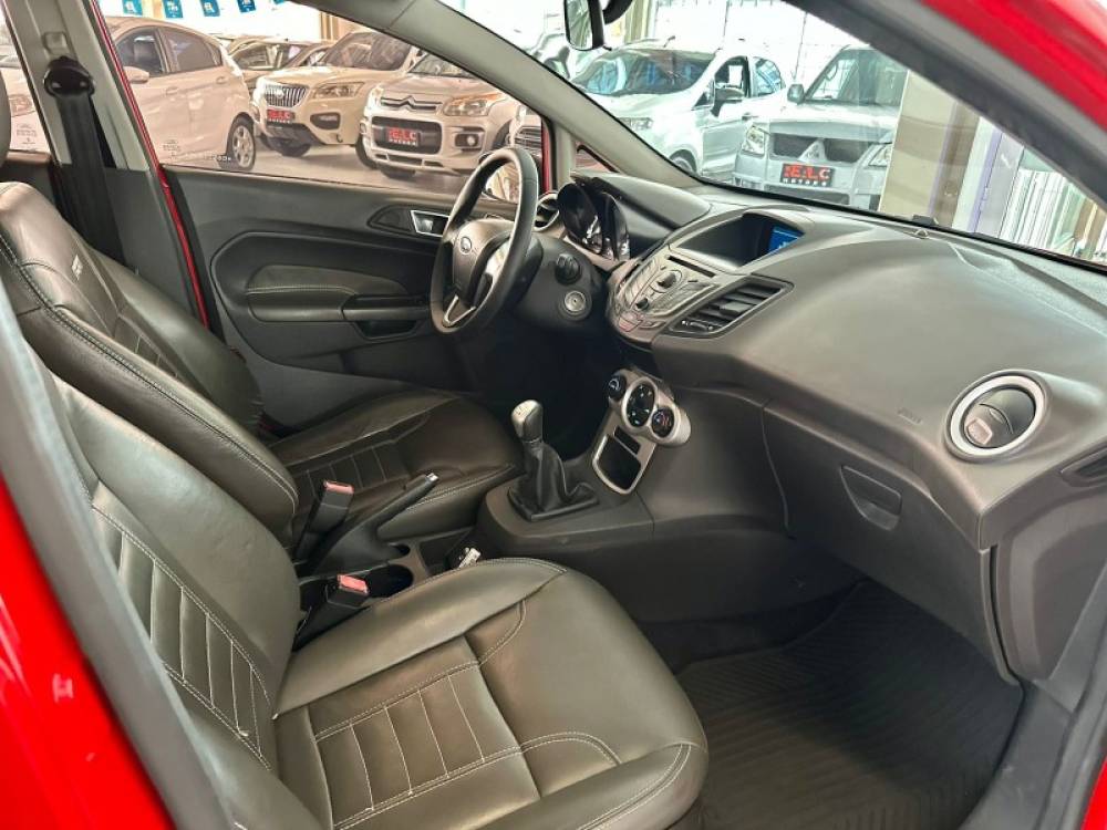 FORD - FIESTA - 2016/2016 - Vermelha - R$ 58.900,00