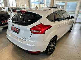 FORD - FOCUS - 2015/2016 - Branca - R$ 68.900,00