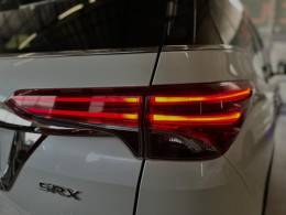 TOYOTA - HILUX SW4 - 2016/2017 - Branca - R$ 214.900,00