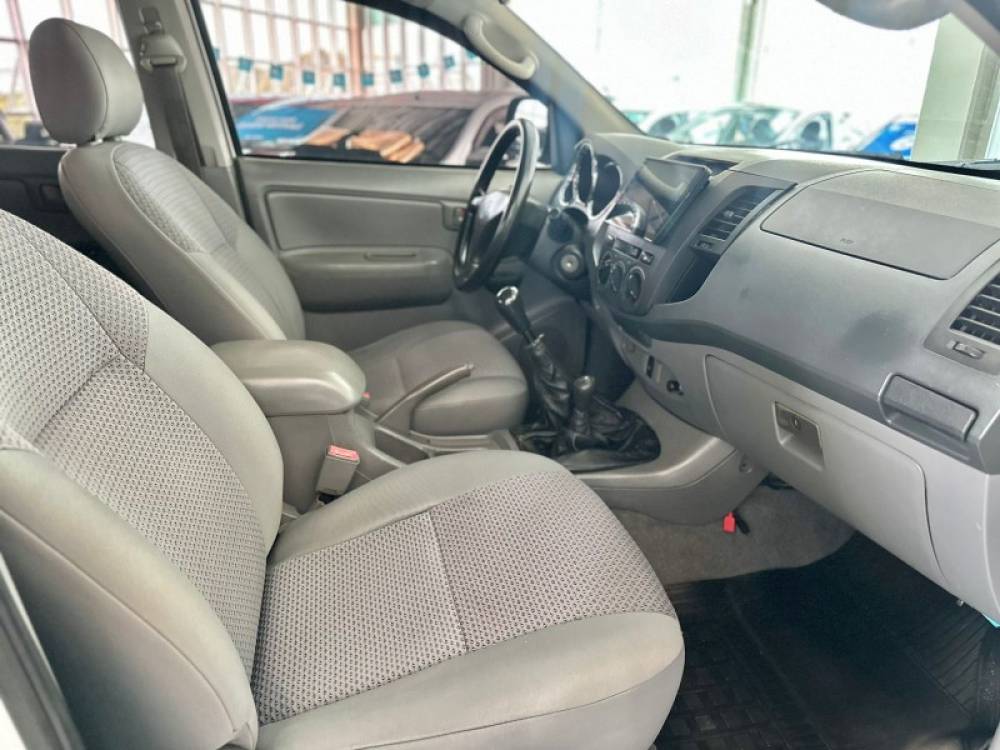 TOYOTA - HILUX - 2010/2010 - Branca - R$ 98.900,00