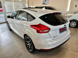 FORD - FOCUS - 2015/2016 - Branca - R$ 68.900,00