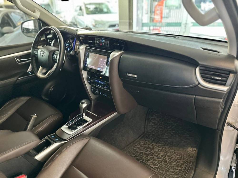 TOYOTA - HILUX SW4 - 2016/2017 - Branca - R$ 214.900,00