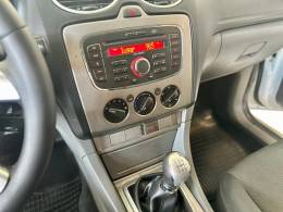 FORD - FOCUS - 2011/2012 - Branca - R$ 43.900,00