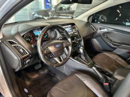 FORD - FOCUS - 2015/2016 - Branca - R$ 68.900,00