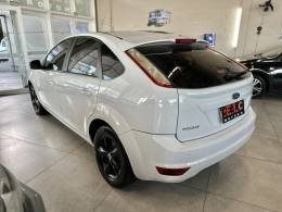 FORD - FOCUS - 2010/2011 - Branca - R$ 41.900,00