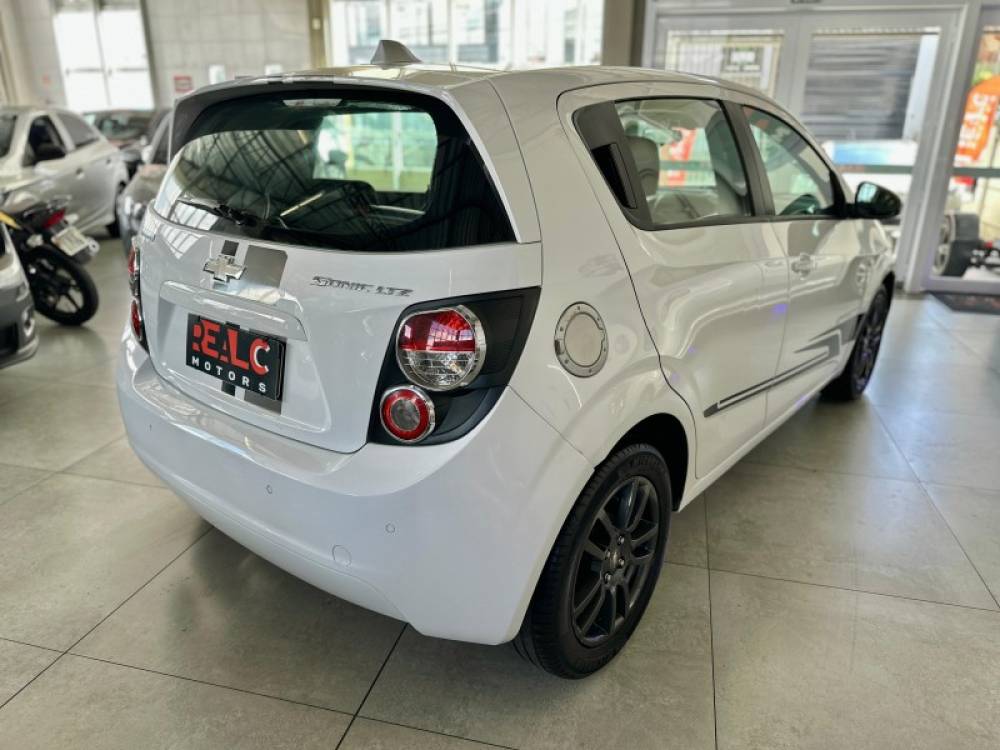 CHEVROLET - SONIC - 2013/2014 - Branca - R$ 43.900,00