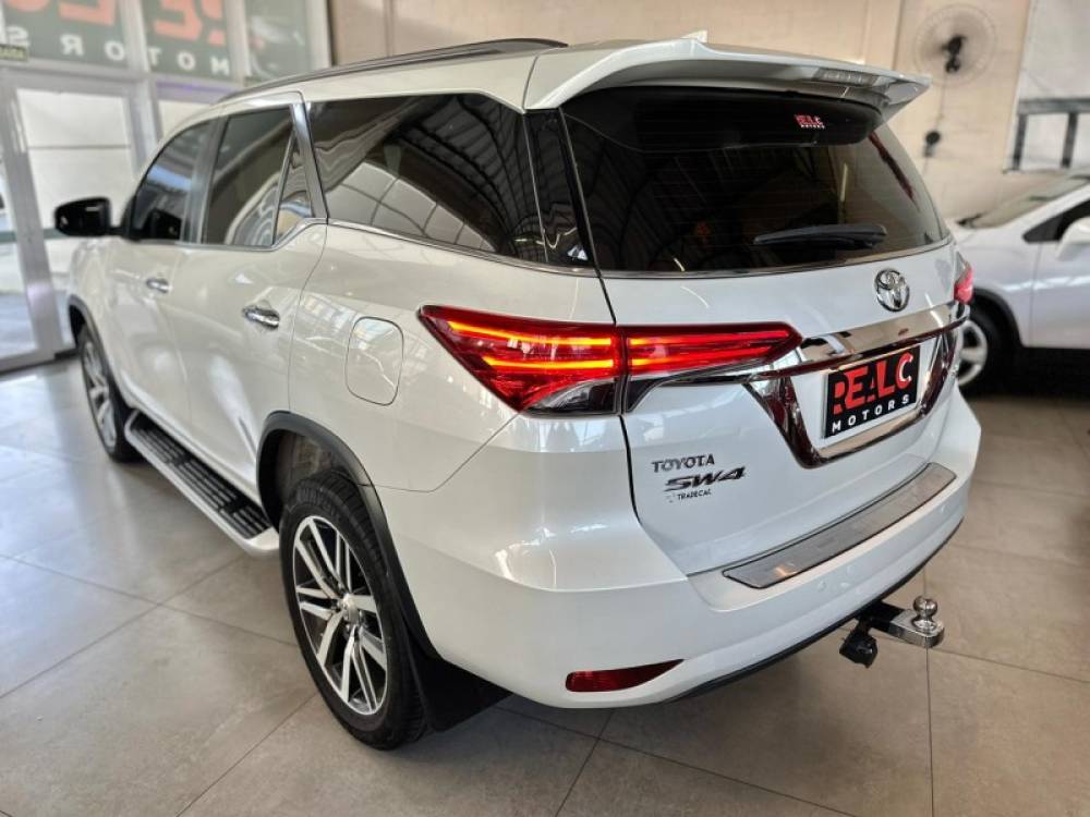 TOYOTA - HILUX SW4 - 2016/2017 - Branca - R$ 214.900,00