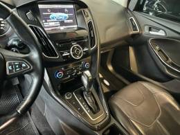 FORD - FOCUS - 2015/2016 - Branca - R$ 68.900,00