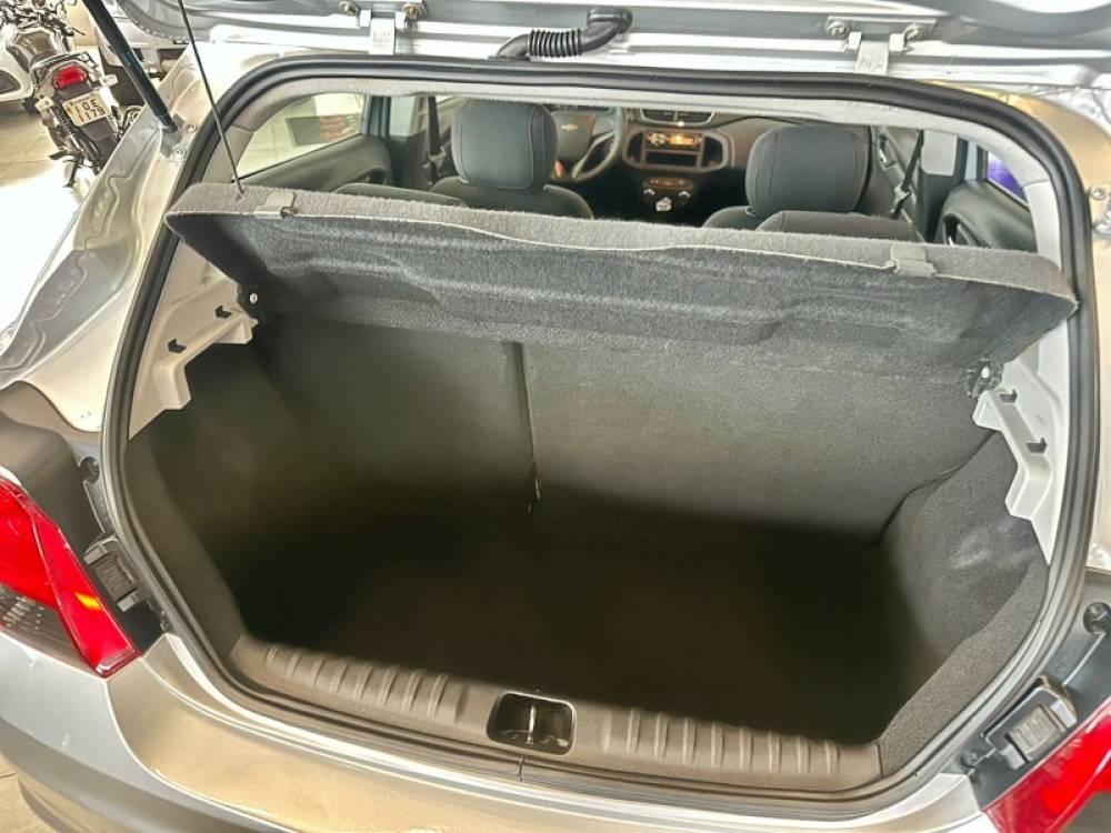 CHEVROLET - ONIX - 2014/2015 - Prata - R$ 48.900,00