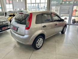 FORD - FIESTA - 2010/2011 - Dourada - R$ 28.900,00