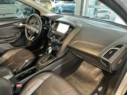 FORD - FOCUS - 2015/2016 - Branca - R$ 68.900,00
