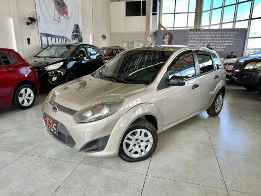 FORD - FIESTA - 2010/2011 - Dourada - R$ 28.900,00